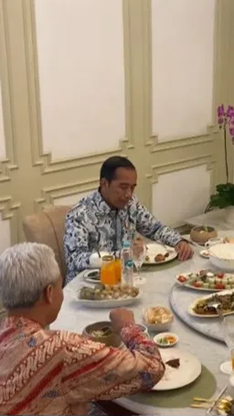 Momen Hangat Penuh Tawa Jokowi 'Pak Lurah' Makan Bareng Tiga Capres <br>