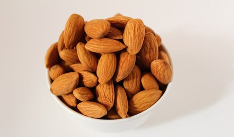 <b>Kacang Almond</b><br>
