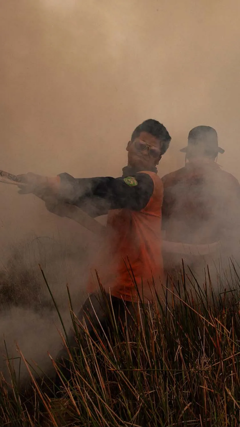 Lereng Gunung Abang Bali Terbakar, Petugas Kesulitan Dekati Lokasi<br>