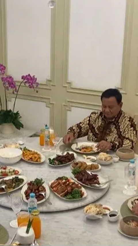 Prabowo Beri Jempol, Ganjar & Anies Full Senyum Makan Bareng Jokowi di Istana