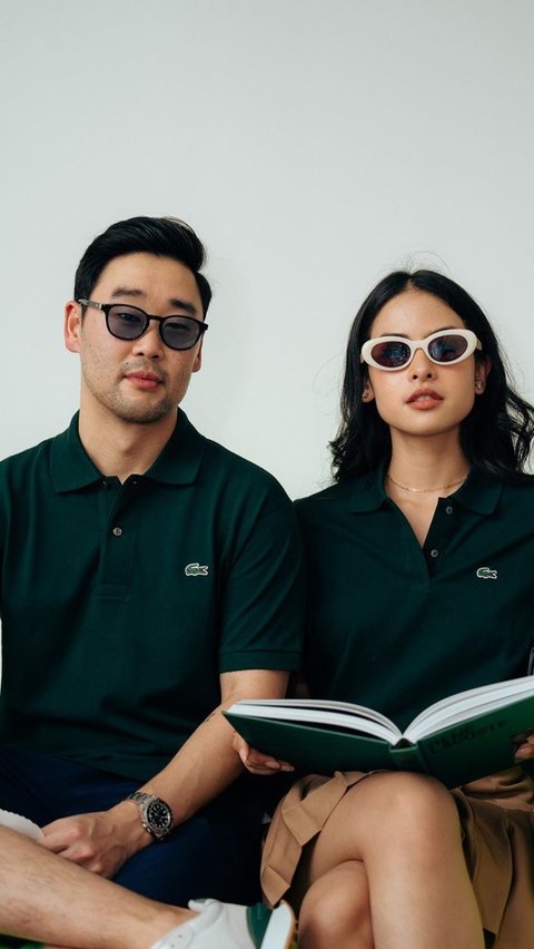 Saking supportifnya dengan sang istri Jesse sempat ikut jadi model busana bersama Maudy. Keduanya tampak keren dengan busana senada lengkap dengan aksesoris kacamata.