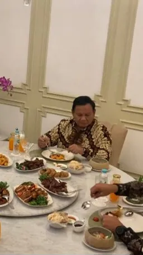 Ganjar Candai Prabowo Usai Bertemu Jokowi, Tidak Makan Nasi Tapi Lontong