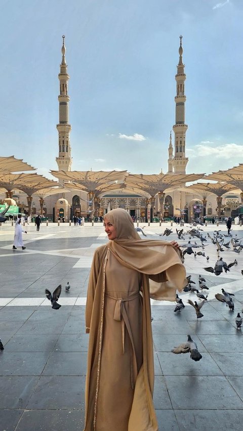 3 Elegant Looks of Anggun Sabrina Anggraini Wearing Hijab During Umrah