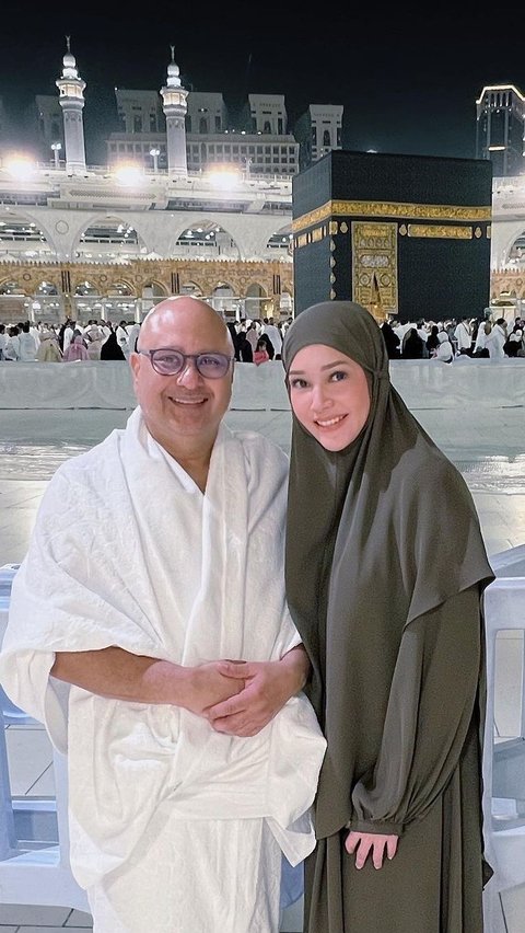 6 Portraits of Maia Estiany's Umrah with her Husband on their 5th Wedding Anniversary, Her Face is So Serene!