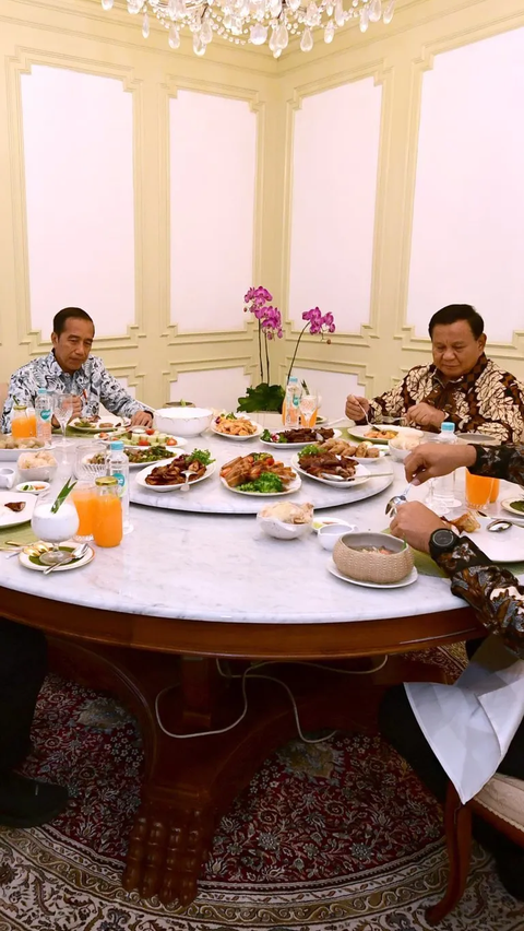 Makna Batik Presiden dan Tiga Capres: Jokowi Pelindung Keturunan, Prabowo-Ganjar-Anies Bangsawan  