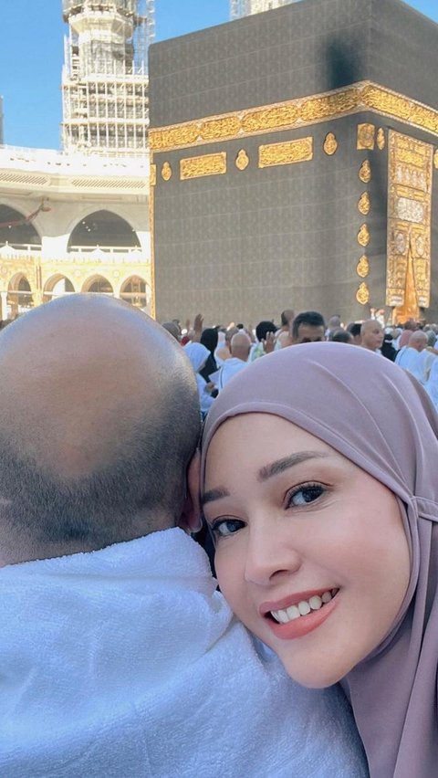 6 Portraits of Maia Estiany's Umrah with her Husband on their 5th Wedding Anniversary, Her Face is So Serene!