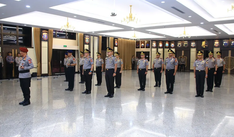 Dedi menjelaskan terdapat satu pati naik pangkat dari bintang dua ke bintang tiga, lima pati naik pangkat dari bintang satu menjadi bintang dua, dan delapan perwira menengah naik pangkat menjadi bintang satu (brigadir jenderal).<br>