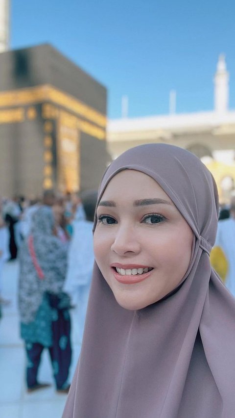 Rayakan Ulang Tahun Pernikahan ke-5 di Mekah, Penampilan Maia Estianty Bikin Pangling