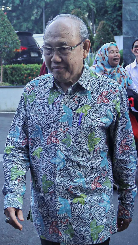 Dalam pertemuan tertutup itu, Ketua Majelis Kehormatan Mahkamah Konstitusi (MKMK) Jimly Asshiddiqie didampingi dua sosok anggota MKMK yakni Wahiduddin Adams dan Bintan R. Saragih.