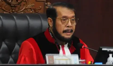 Hakim konstitusi yang akan disidang pertama kali adalah Ketua MK Anwar Usman. Sidang ini akan digelar secara tertutup.<br>