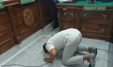 Hakim Vonis Bebas Terkait Kasus Penimbunan Solar Ilegal, AKBP Achiruddin Langsung Sujud Syukur