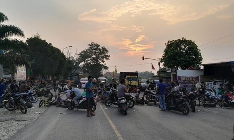 Buntut Tawuran Sebabkan 4 Siswa Luka, Warga Blokir Jalan Nasional di Jambi & Macet Mengular Panjang