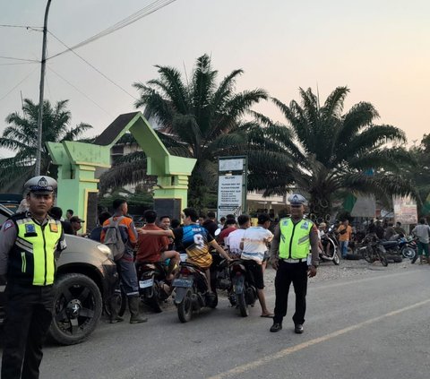 Saat ini, jalan Sarolangun - Jambi macet parah hingga puluhan kilometer. Mobil terpaksa mengantre panjang.<br>