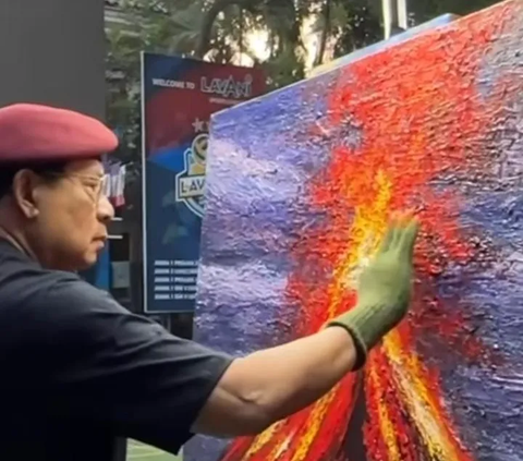 Terlihat saat melukis SBY mengenakan baret merah dan teknis melukis tidak menggunakan kuas, melainkan menggunakan jari-jarinya.