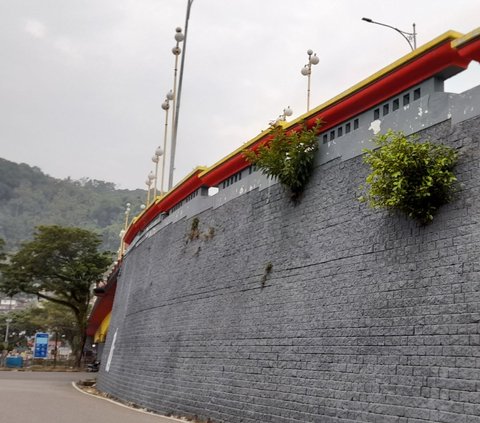 Mengutip Liputan6.com, Jembatan Siti Nurbaya menjadi salah satu titik yang dicat bertepatan dengan momen Hari Pahlawan pada 10 November 2022. Kala itu, 