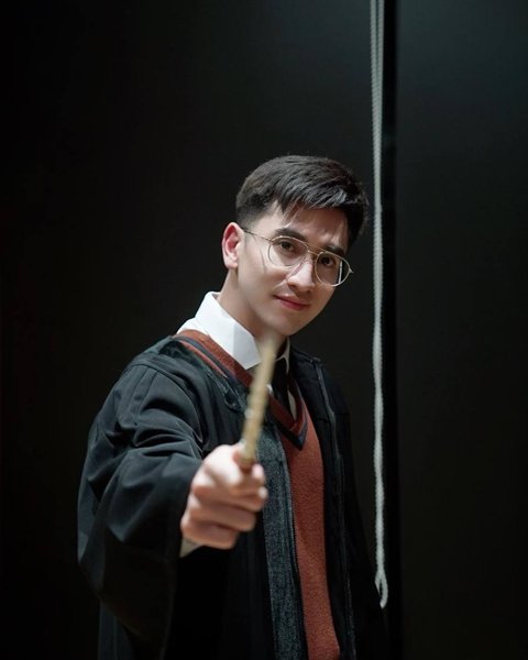 Penyihir Tampan, 8 Foto Verrell Bramasta Menjelma Jadi Harry Potter Saat Rayakan Halloween