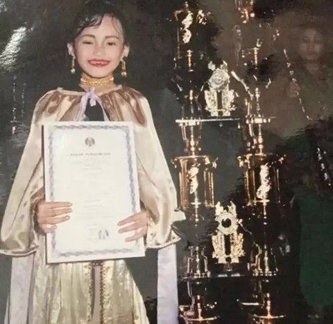 Potret Jadul nan Menggemaskan Artis Indonesia Terima Piala saat Kecil, Ada Angga Yunanda, Agnez Mo, Hingga Natasha Wilona