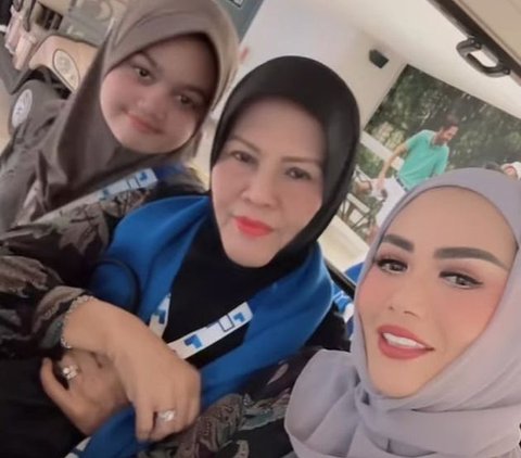 Intip Potret Krisdayanti Berangkat Umrah Bareng Keluarga, Penampilan Amora Bikin Pangling