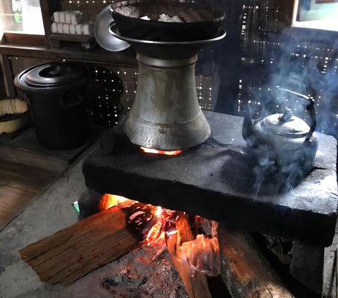 Rahasia di Balik Lezatnya Makanan khas Sunda, Ternyata Pakai Kayu Bakar yang Disimpan Bertahun-tahun