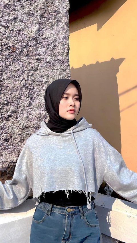 Kenakan Hoodie, Alma Thania Tampil Kekinian