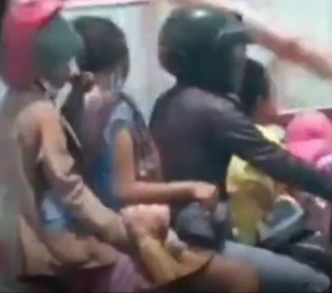 Viral Pemotor Bonceng 6 Lewat Jembatan Suramadu, Aksinya Bikin Khawatir Warganet