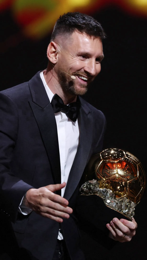 Messi berhak atas penghargaan itu karena berada di urutan pertama mengungguli Erling Haaland dan Kylian Mbappe, yang masing-masing menempati peringkat kedua dan ketiga.