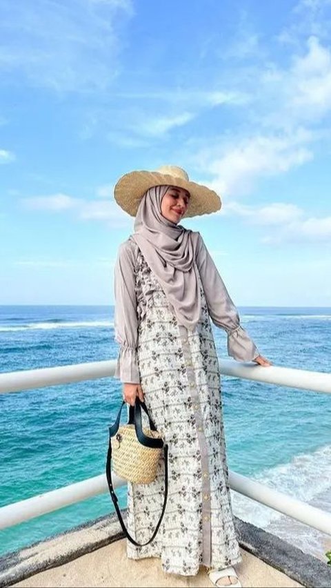 6 Artis Cantik Tetap Stylish dan Santun Tampil Berhijab saat Liburan Pantai, Dapat Banyak Pujian!