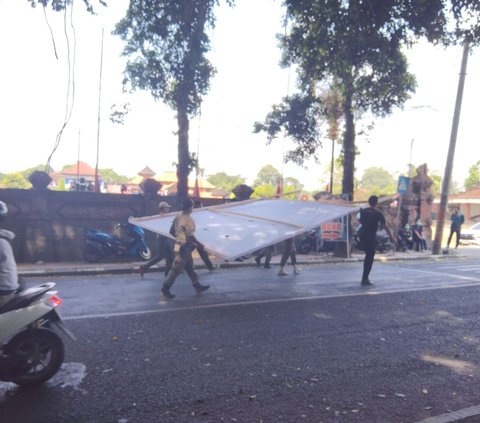 Jokowi Kunjungi Batu Bulan Gianyar, Bendera PDIP dan Baliho Ganjar-Mahfud Dicopot