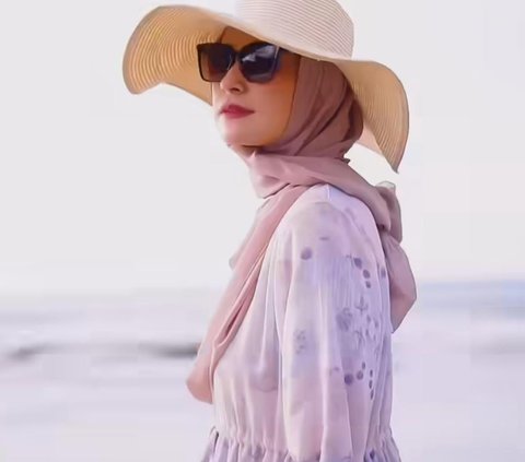 6 Artis Cantik Tetap Stylish dan Santun Tampil Berhijab saat Liburan Pantai, Dapat Banyak Pujian!