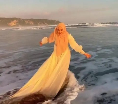 6 Artis Cantik Tetap Stylish dan Santun Tampil Berhijab saat Liburan Pantai, Dapat Banyak Pujian!