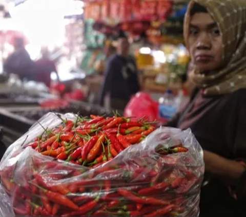 Pada pekan terakhir Oktober, harga sejumlah komoditas pangan terus merangkak naik. Cabai, hingga beras menjadi komoditas utama yang mengalami kenaikan.