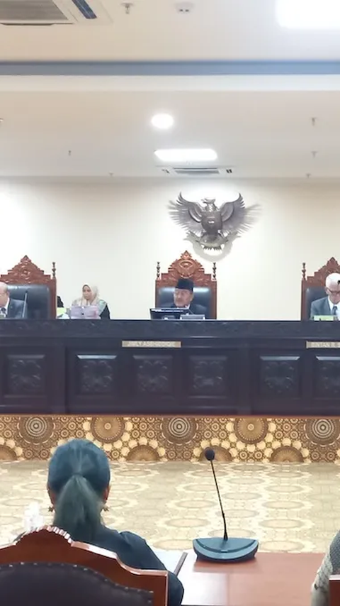 Sidang MKMK, Denny Indrayana Sebut Putusan Batas Usia Capres-Cawapres Mega Skandal Keluarga