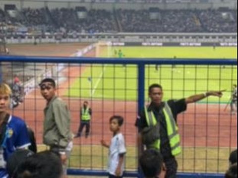 Viral Aksi Petugas di Laga Persib VS PSS Sleman Copot Bendera Palestina, Diprotes Penonton