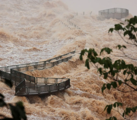 Penampakan Air Terjun Iguazu yang permukaan airnya naik akibat hujan lebat melanda wilayah selatan Brasil, di Foz do Iguacu, Negara Bagian Parana, Brasil (30/10/2023).