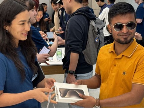 This is the First Person in the World to Buy iPhone 15 at the Apple Store