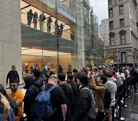This is the First Person in the World to Buy iPhone 15 at the Apple Store