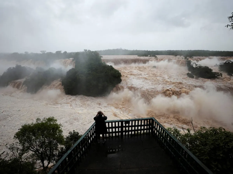 FOTO: Seramnya Penampakan Air Terjun Iguazu Meluap Dahsyat Usai Hujan Lebat Mengguyur Brasil, Wisatawan Nekat Mendekat