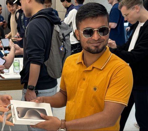 This is the First Person in the World to Buy iPhone 15 at the Apple Store