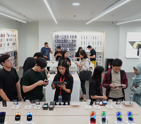 This is the First Person in the World to Buy iPhone 15 at the Apple Store