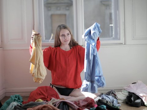 4 Alasan Harus Langsung  Ganti Baju Sehabis Dari Luar Ruangan
