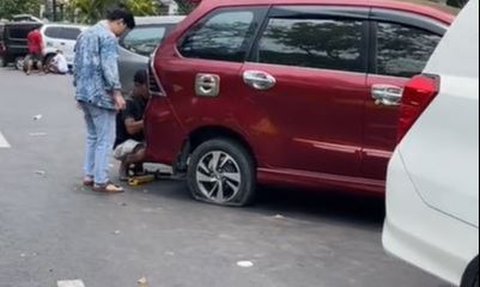 Diduga Parkir Tak Sesuai Tempatnya, Sejumlah Mobil Alami Kempes Ban di Sekitaran Monas Ini Viral