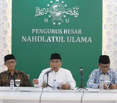 Ketua Umum PBNU KH Yahya Cholil Staquf didampingi Ketua PBNU Ahmad Suaedy (kanan) dan Wasekjen PBNU HM Najib Azca saat bicara terkait pernyataan sikap Nahdlatul Ulama yang terjadi di Palestina di Plaza Gedung PBNU, Jakarta, Selasa (31/10/2023).