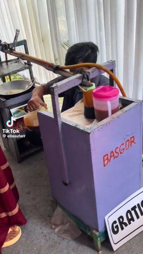 Anti Mainstream, Nikahan Viral Ini Datangkan Pedagang Jajanan SD<br>