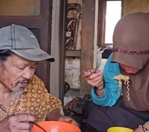 Hidup Miskin Di Pedalaman Desa, Keluarga Neng Resti Begitu Bahagia Makan Mi Instan yang Disebut Makanan Mewah