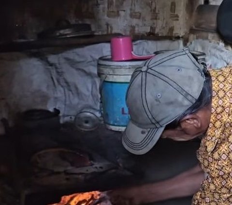 Hidup Miskin Di Pedalaman Desa, Keluarga Neng Resti Begitu Bahagia Makan Mi Instan yang Disebut Makanan Mewah