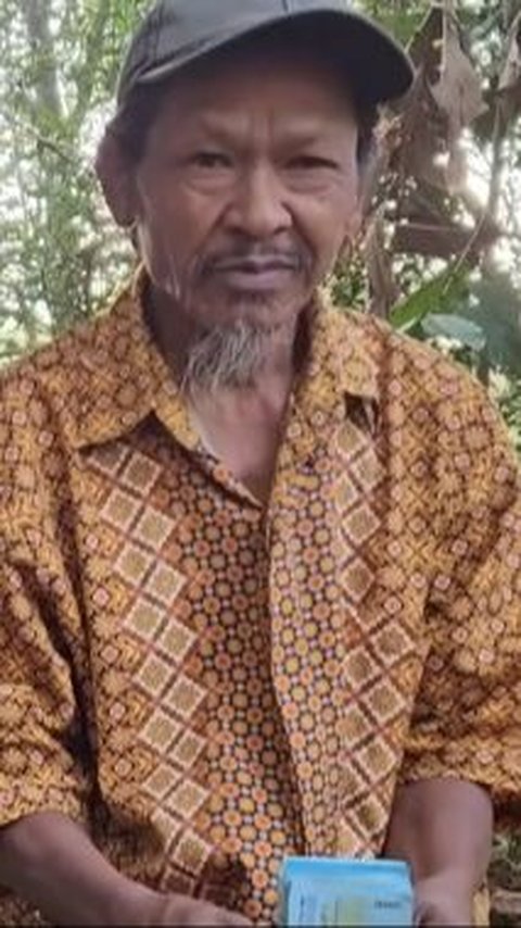 Saat menerima bantuan uang tunai, kakek Resty terlihat sangat senang. <br><br>Matanya tampak berkaca-kaca sambil memegang tumpukkan uang pecahan Rp50 ribu. <br>