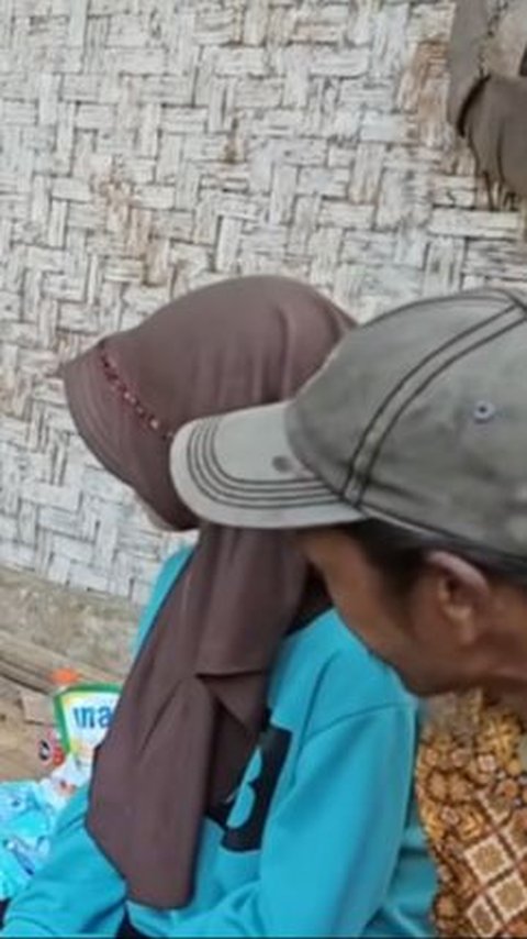 Resty dan kakek neneknya tinggal di rumah sederhana yang terbuat dari anyaman bambu. <br>