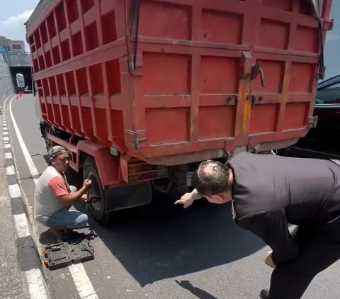 Sopir Truk Alami Pecah Ban di Jalan, Perwira Polisi Langsung Gercep Membantu, Endingnya Dikasih Uang