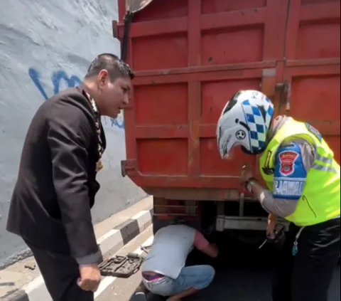 Sopir Truk Alami Pecah Ban di Jalan, Perwira Polisi Langsung Gercep Membantu, Endingnya Dikasih Uang