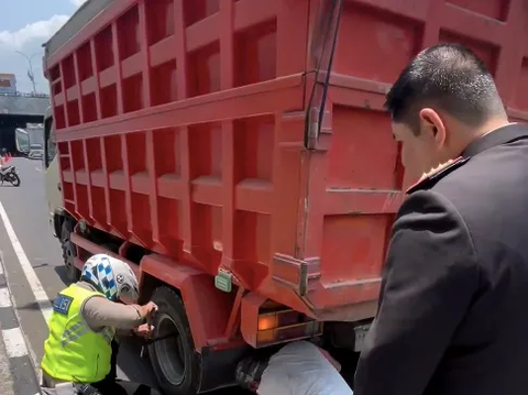 Sopir Truk Alami Pecah Ban di Jalan, Perwira Polisi Langsung Gercep Membantu, Endingnya Dikasih Uang